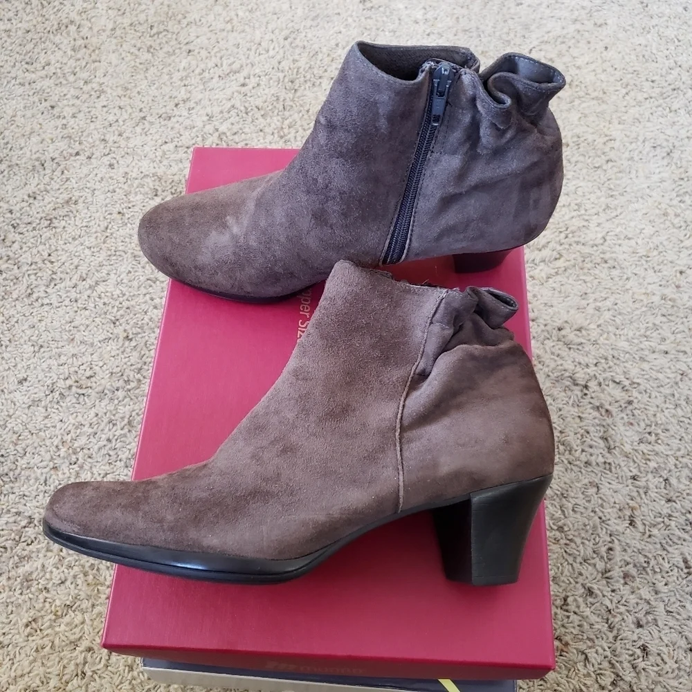 Munro Alfie bootie size 8.5 Medium  Greige